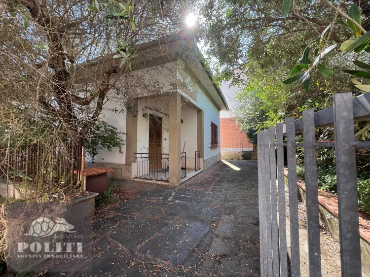 Viareggina da ristrutturare con giardino privato San Romano 
