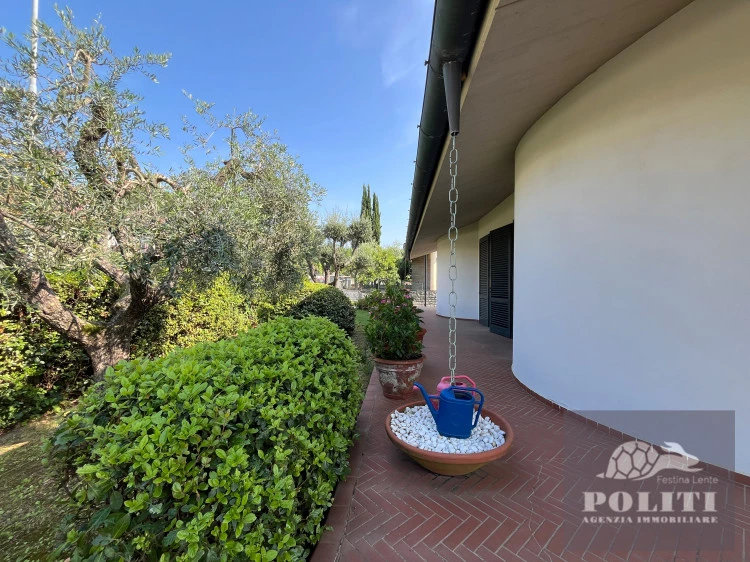 Lussuosa Villa Bifamiliare Cerreto Guidi con giardino privato con vista sulle colline toscane