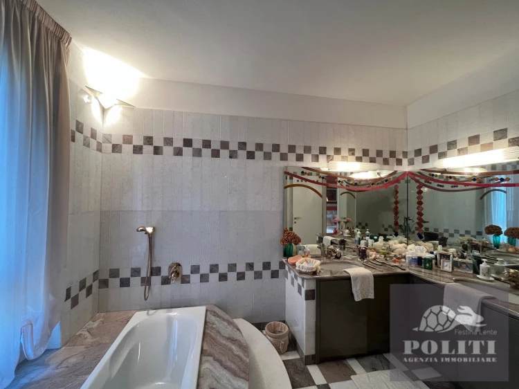 Camera padronale con bagno Lussuosa Villa Bifamiliare Cerreto Guidi con giardino privato con vista sulle colline toscane