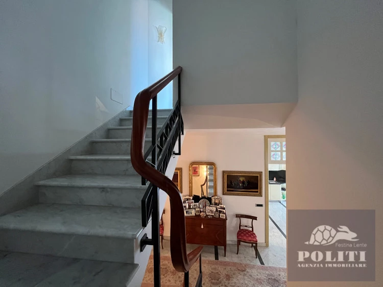 Scala pregiata Lussuosa Villa Bifamiliare Cerreto Guidi con giardino privato con vista sulle colline toscane