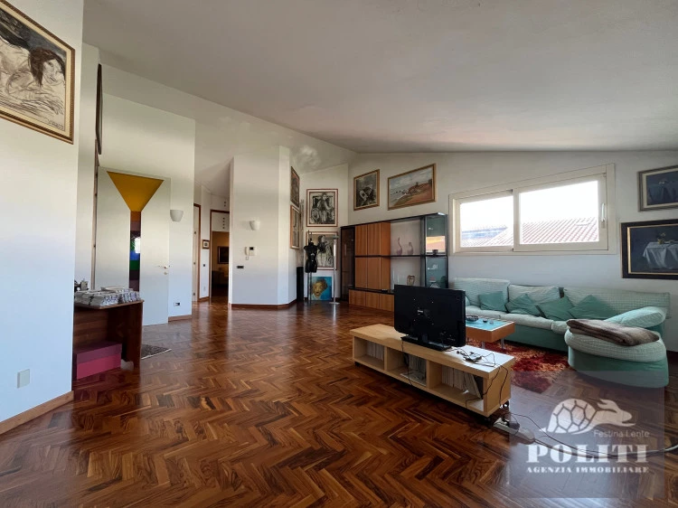 Mansarda abitabile Lussuosa Villa Bifamiliare Cerreto Guidi con giardino privato con vista sulle colline toscane