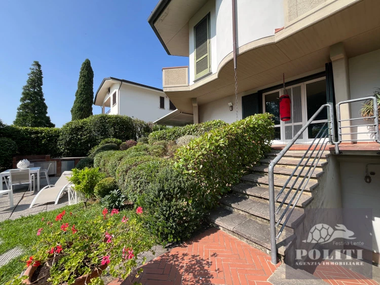 Lussuosa Villa Bifamiliare Cerreto Guidi con giardino privato con vista sulle colline toscane