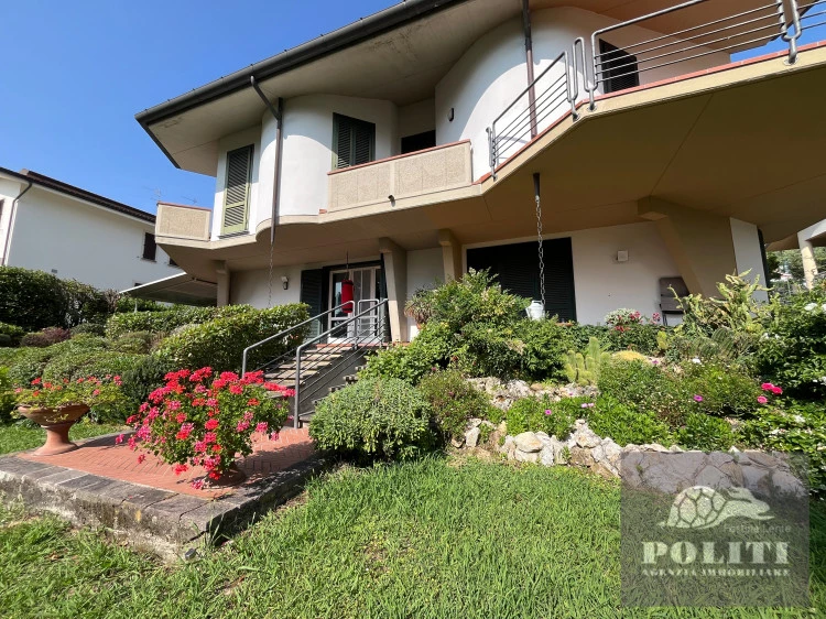 Lussuosa Villa Bifamiliare Cerreto Guidi con giardino privato con vista sulle colline toscane