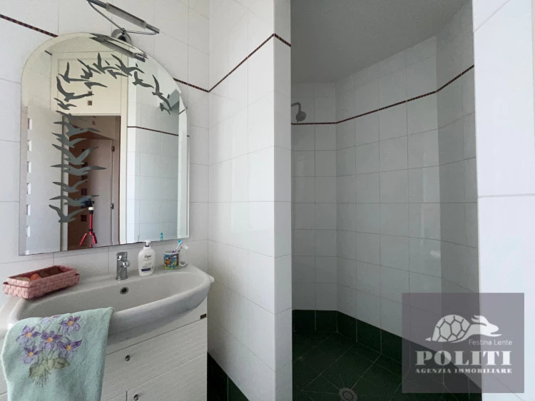 bagno ristrutturato Lussuosa Villa Bifamiliare Cerreto Guidi con giardino privato con vista sulle colline toscane