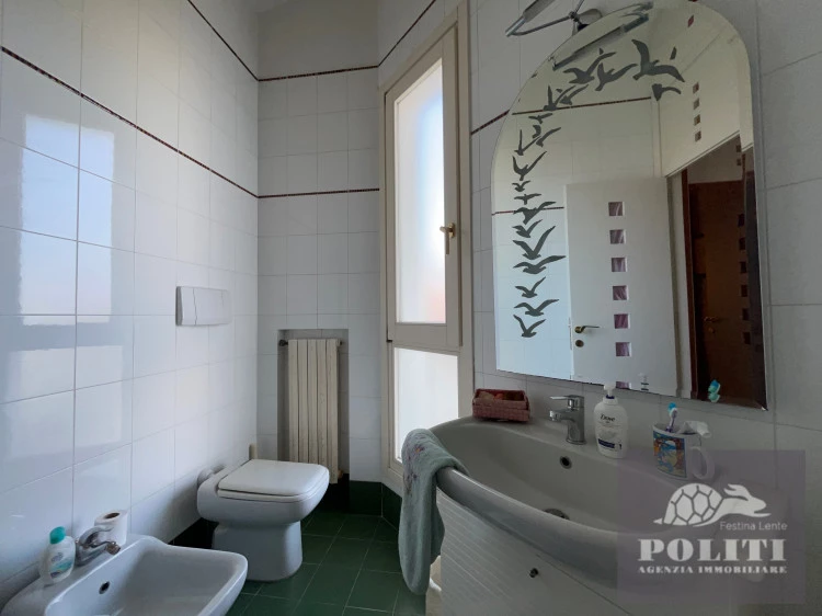 bagno ristrutturato Lussuosa Villa Bifamiliare Cerreto Guidi con giardino privato con vista sulle colline toscane