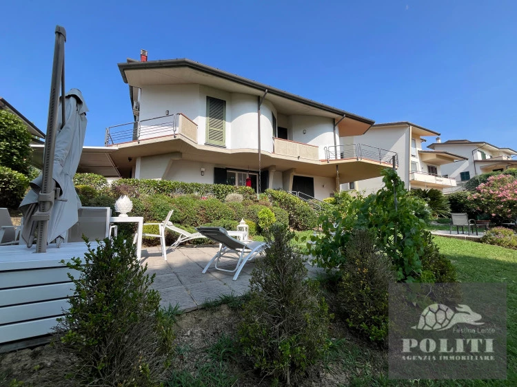 Lussuosa Villa Bifamiliare Cerreto Guidi con giardino privato con vista sulle colline toscane