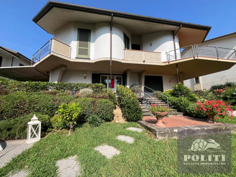 Lussuosa Villa Bifamiliare Cerreto Guidi con giardino privato con vista sulle colline toscane